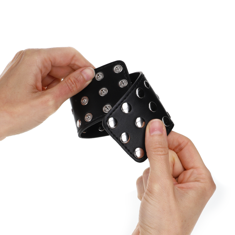 KINK - Наручники с застежкой-кнопкой, украшенные заклепками, черные, регулируемые, 19-24 см x 5,5 см.