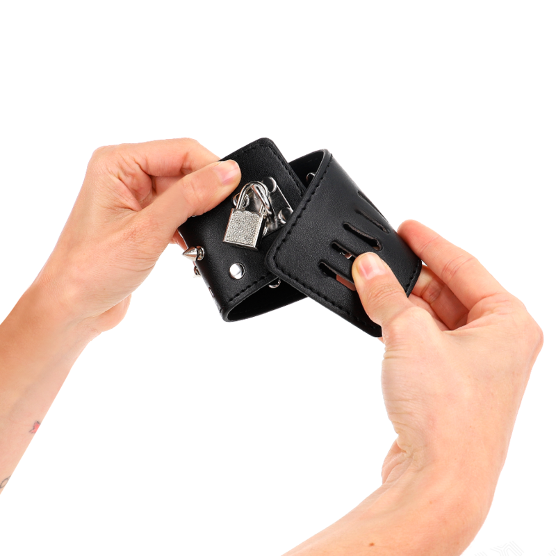 KINK - MENOTTES DE POIGNET PUNK À POINTES 25 X 6 CM