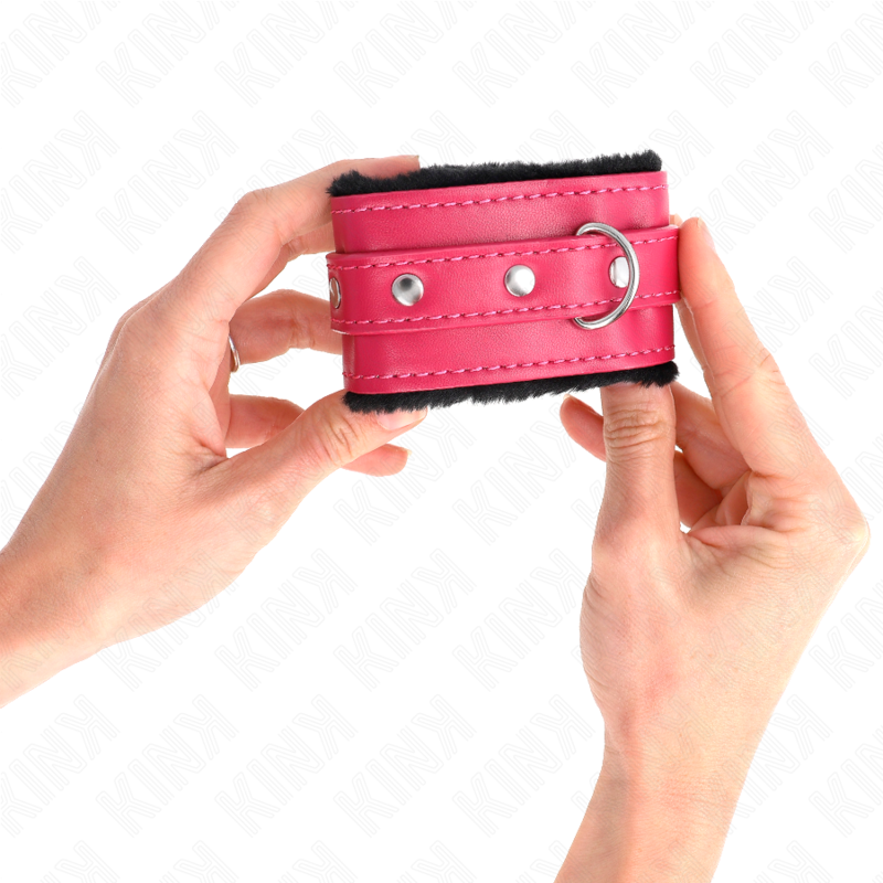 KINK - Премиальные наручники с меховой подкладкой, черные с поясом цвета малины и розы, регулируемые, 17-29 см x 6 см.
