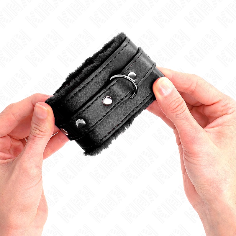 KINK - Премиальные наручники с меховой подкладкой, черные, с черным ремнем, регулируемые по размеру 17-29 см x 6 см.