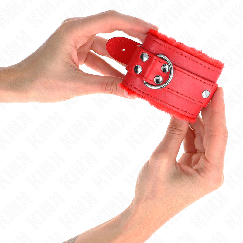 KINK - Наручники с меховой подкладкой, красного цвета, с красным ремнем, регулируемые по размеру 17-29 см x 6 см.