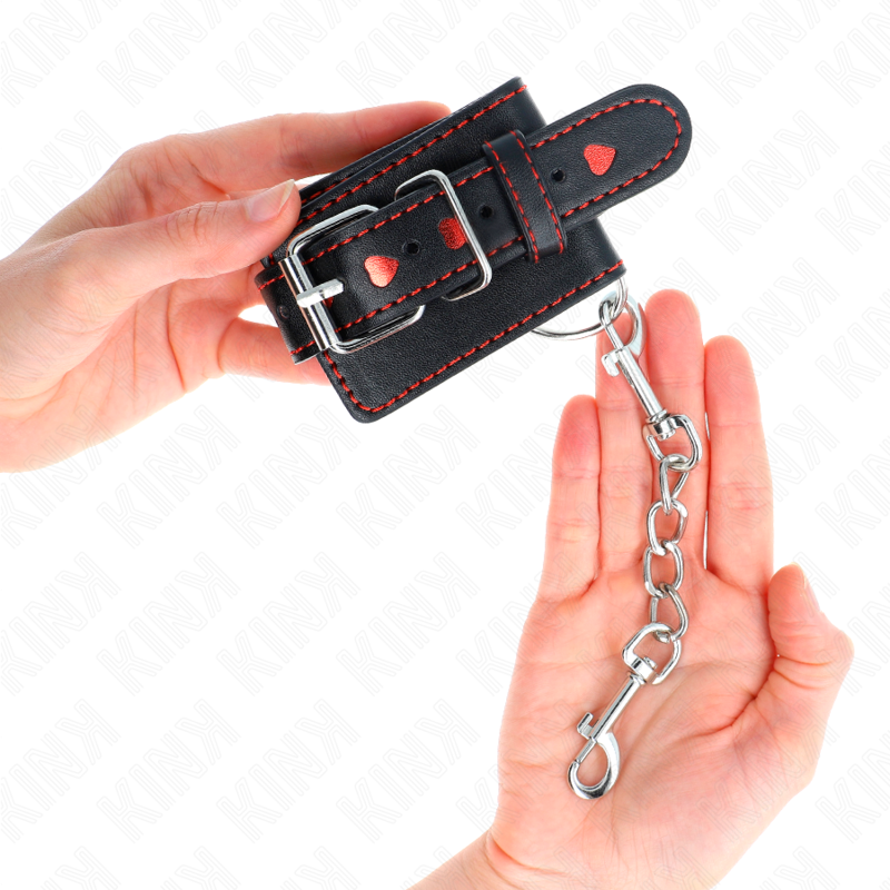 KINK - ZWARTE POLSBEUGELS MET ROOD HART INLEG VERSTELBAAR 21-28 CM X 5,5 CM
