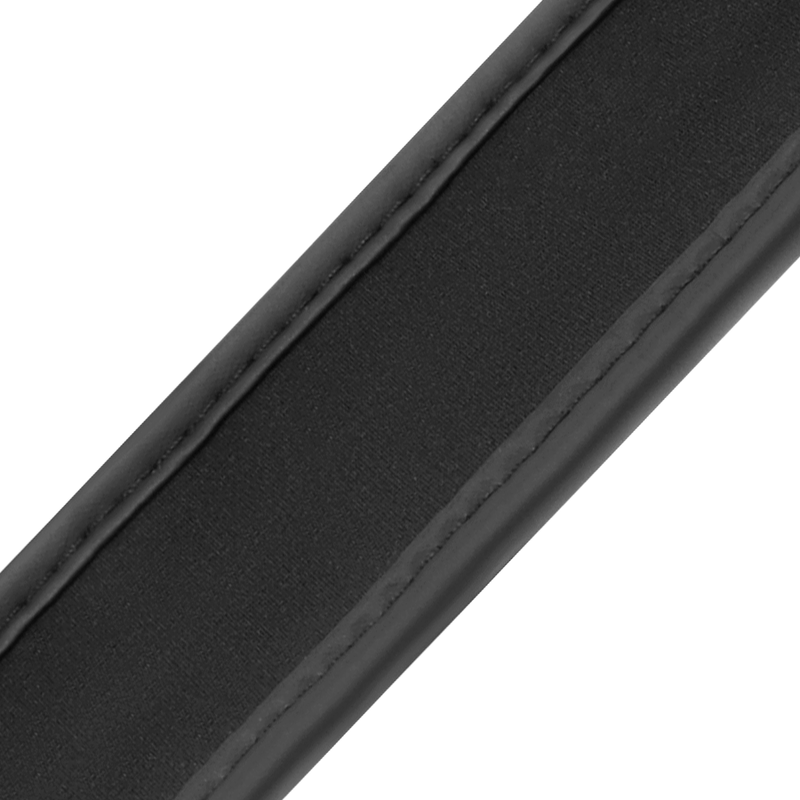 Фетиш-покорность - Поза с раздвинутыми ногами и наручниками без пропитки.